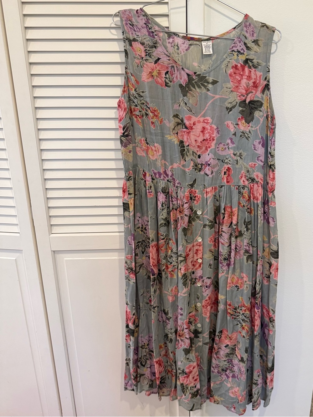 Vintage Sleeveless Floral Button-Front Midi Dress in Gray and Pink